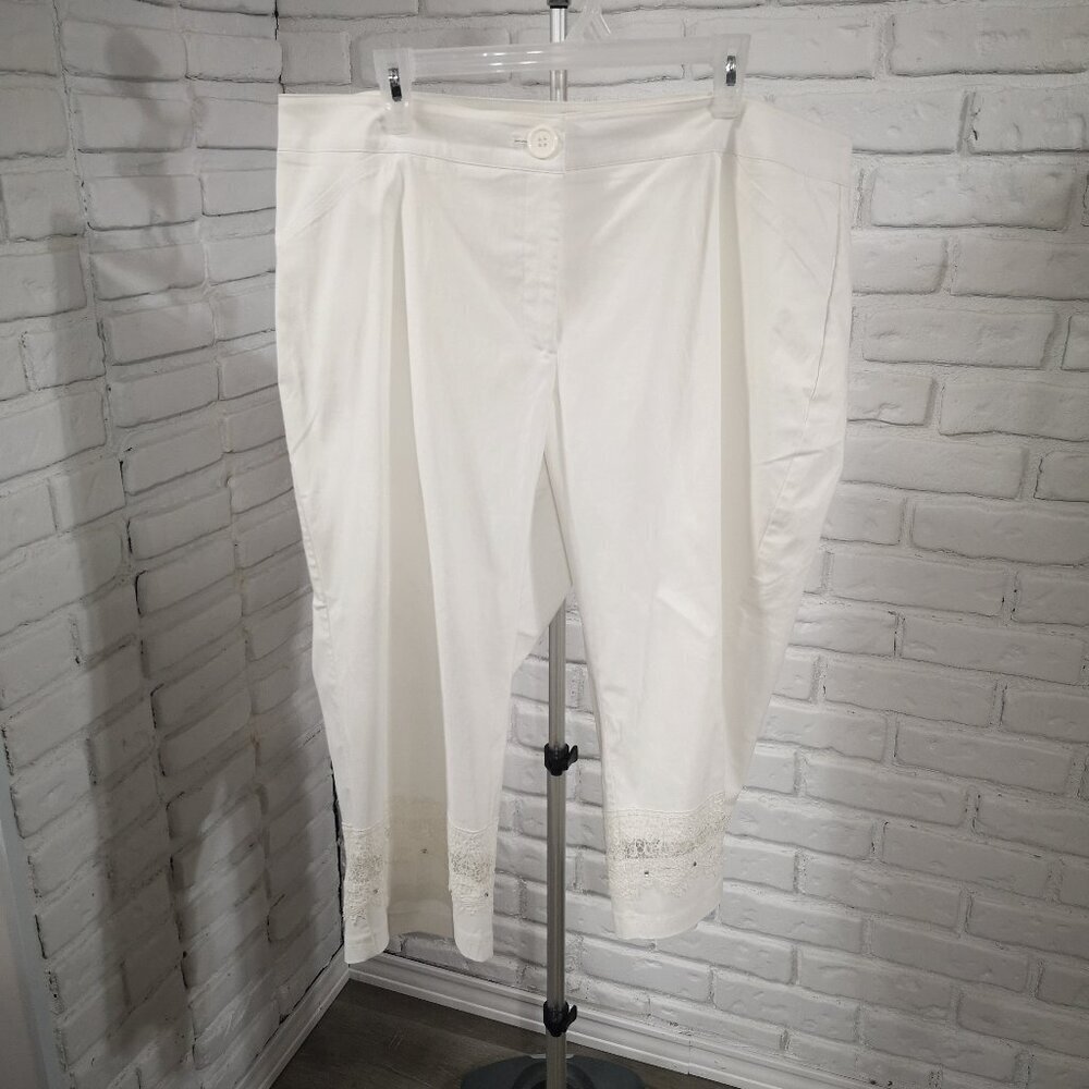 Laura Plus Petites Ladies Size 20 White Capri's w/ Tummy Panel & Embroidery